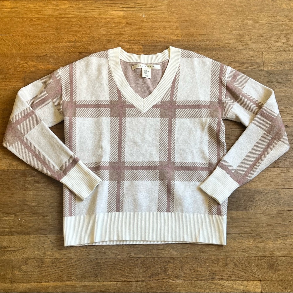 Max Studio sweater size XS very cute